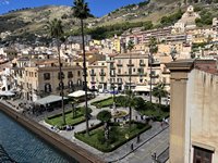 Click to see big picture (800x600 pixels; 181 KB)