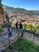 Click to see big picture (450x600 pixels; 121 KB)