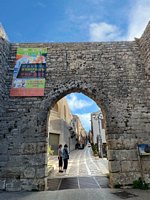 Click to see big picture (450x600 pixels; 116 KB)